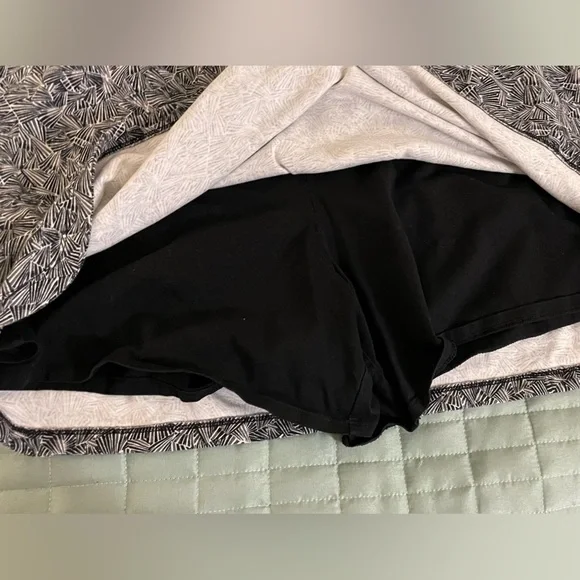 Adorable comfy skort! Black and white geometric pattern cotton blend, size large - Picture 3 of 9